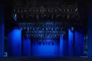 interiör av en vit konferens konsertsal eller teater med blå scen foto