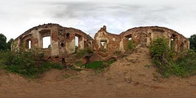 fullständig 360 graders panorama i ekvirektangulär sfärisk projektion förstörd gammalt medeltida slott, vr innehåll foto