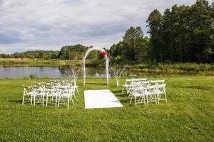 dekorationer för en bröllopsceremoni i naturen foto