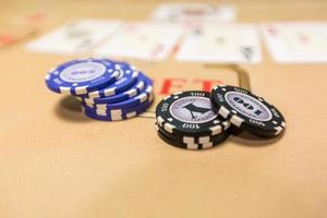 spelmarker och kort på ett spelbord roulette foto
