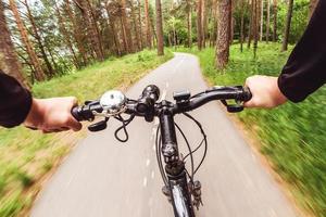 mountainbike nedför backe fallande snabbt. utsikt från cyklisters ögon. rörelse suddiga foto