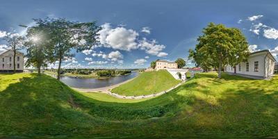 fullständig 360 graders panorama i ekvirektangulär ekvidistant sfärisk projektion på ruinerna av ett gammalt medeltida slott över floden neman i solig dag foto