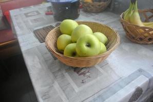 äpplen i en träkorg foto