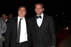 los angeles, 5 januari - david o russell, bradley cooper anländer till 2013 års Palm Springs internationella filmfestivalgala på Palm Springs Convention Center den 5 januari 2013 i Palm Springs, ca. foto