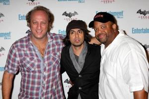 los angeles, 23 juli - scott krinsky, vik sahay, mark christopher lawrence anländer till ew comic-con party 2011 på ew comic-con party 2011 den 23 juli 2011 i los angeles, ca. foto