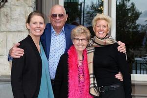 los angeles 14 mars - holly, steve, linda, heidi på steve och linda lunch på spaghettifabriken den 14 mars 2020 i Redlands, ca. foto