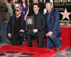 los angeles - 10 feb sammy hagger, adam levine, blake shelton vid adam levine hollywood walk of fame stjärnceremoni på musicians institute den 10 februari 2017 i los angeles, ca. foto