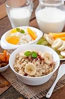 hälsosam frukost - havregryn, keso, mjölk och frukt foto