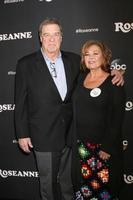 los angeles 23 mars - john goodman, roseanne barr vid roseanne-premiärevenemanget på Walt disney studios den 23 mars 2018 i burbank, ca. foto