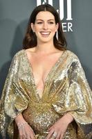 los angeles jan 12 - anne hathaway på critics choice awards 2020 på barker hanger den 12 januari 2020 i santa monica, ca foto