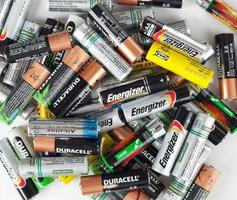 olika typer av använda batterier redo för återvinning foto