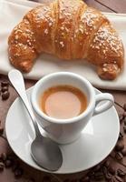 espresso med croissant foto