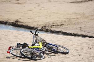 två gamla cyklar på stranden. foto