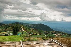 landskap av jordbruksområde på berg, i thailand foto
