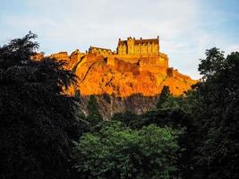 hdr edinburgh castle vid solnedgången foto