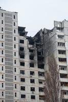 kharkiv, ukraina - maj, 04, 2022. krig i ukraina. förstört, bombat och bränt bostadshus efter ryska missiler i kharkiv ukraina. rysk aggression, konflikt. rysk attack mot Ukraina. foto