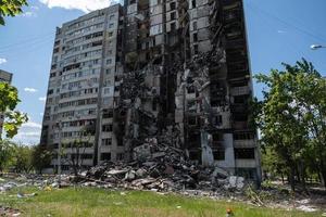 kharkiv, ukraina - maj, 04, 2022. krig i ukraina 2022. förstört, bombat och bränt bostadshus efter ryska missiler i kharkiv ukraina. berömd byggnad på Natalia uzhviy street. foto