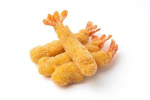 friterade räkor med krispigt mjöl och ströbröd isolerad på en vit bakgrund. räkor tempura. foto