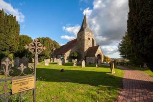 burwash, East sussex, Storbritannien, 2009. utsikt över st bartholomews kyrka i burwash foto