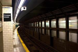 Cooper Union och Astor Place tunnelbanestation, nyc foto