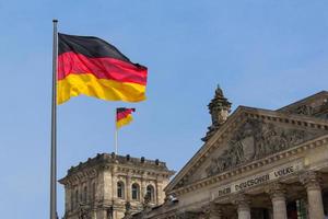 tysk flagga på riksdagens byggnad i Berlin: tyska parlamentet foto