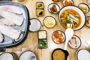 grill i koreansk stil med tillbehör foto