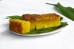 malaysia populärt och traditionellt mellanmål. kuih bingka ubi eller baka tapiokakaka foto