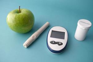 diabetiska mätverktyg, äpple på bordet foto