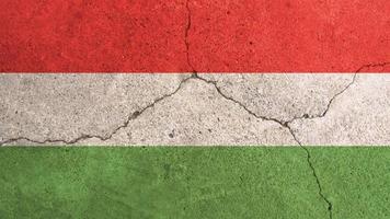ungerska flaggan. Ungerns flagga på sprucken cementvägg foto