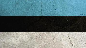 estlands flagga. Estlands flagga på sprucken cementvägg foto