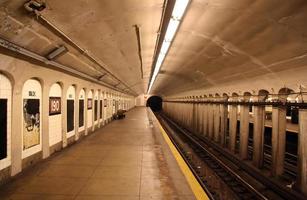 tunnelbanestationsplattform foto