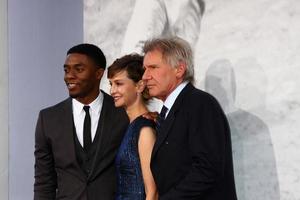 los angeles, 9 april - chadwick boseman, calista flockhart, harrison ford anländer till premiären 42 på kinesiska teatern den 9 april 2013 i los angeles, ca. foto