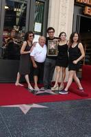 los angeles, 18 aug - danny devito, med fru rhea perlman, och deras barn vid ceremonin då danny devito tar emot en stjärna på hollywood walk of fame den 18 augusti 2011 i los angeles, ca. foto