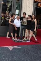 los angeles, 18 aug - danny devito, med fru rhea perlman, och deras barn vid ceremonin då danny devito tar emot en stjärna på hollywood walk of fame den 18 augusti 2011 i los angeles, ca. foto