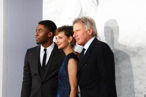 los angeles, 9 april - chadwick boseman, calista flockhart, harrison ford anländer till premiären 42 på kinesiska teatern den 9 april 2013 i los angeles, ca. foto