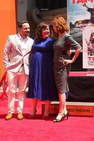 los angeles, 2 jul - ben falcone, melissa mccarthy, susan sarandon vid melissa mccarthy hand- och fotavtrycksceremonin på tcl chinese theatre den 2 juli 2014 i los angeles, ca. foto