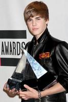 los angeles 21 nov - justin bieber i pressrummet för 2010 års American Music Awards på nokia teater den 21 november 2010 i los angeles, ca. foto