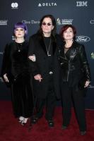 los angeles jan 25 - kelly osbourne, ozzy osbourne, sharon osbourne på 2020 clive davis pre grammy party på beverly hilton hotel den 25 januari 2020 i beverly hills, ca. foto