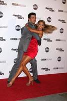 los angeles, 1 nov - driton tony dovolani, kym johnson anländer till dancing with the stars 200th show party på boulevard3 den 1 november 2010 i los angeles, ca. foto