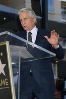 los angeles 6 nov - michael douglas vid michael douglas stjärnceremonin på hollywood walk of fame den 6 november 2018 i los angeles, ca foto