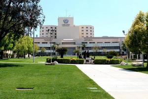 los angeles 11 april - Loma Linda University Medical Center på sjukhuset förändras på grund av covid 19 på Loma Linda University Medical Center den 11 april 2020 i Loma Linda, ca foto