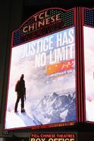 los angeles 15 dec - atmopshere digitala affischer vid utgångspunkten premiär på tcl chinese theatre den 15 december 2015 i los angeles, ca foto