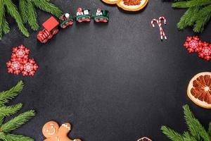 festligt julbord med vitvaror, pepparkakor, trädgrenar och torkade citrusträd foto