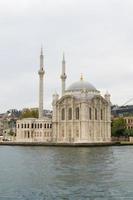 ortakoy moské och bosphorus bridge i istanbul, Turkiet foto