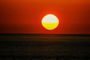tropisk solnedgång och hav foto