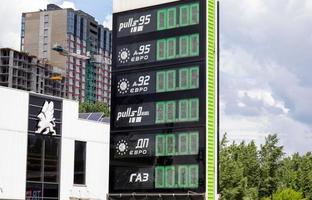 en bränsleautomat på en bensinstation i ukraina med en pristavla som visar priset 0,00. brist på bränsle och gas. förgrunden på en skylt med gaspriser. Ukraina, Kiev - 23 maj 2022. foto