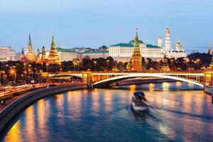 Moskva kreml vid solnedgången foto