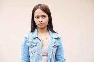 asiatiska kvinnor ser olyckliga ut, stressade utan arbete foto
