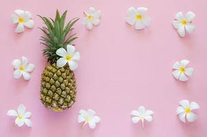 ananas och vita frangipani blommor foto