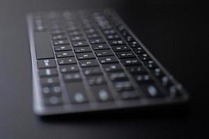 rymdgrått tangentbord på en svart bakgrund foto